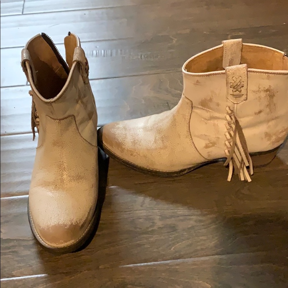 Very Volatile boots